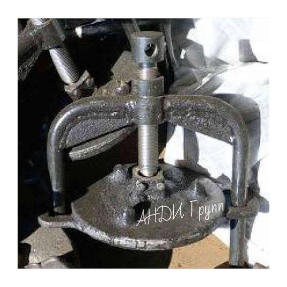 Крышка со скобой в сборе сливного прибора